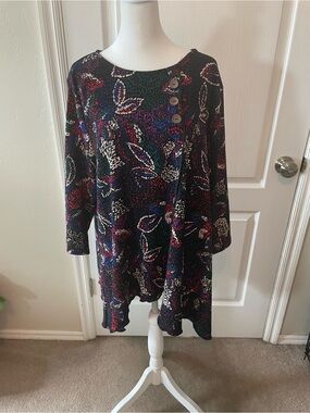Calessa Black Floral Pattern 3/4-Sleeve Tunic with Button Detail